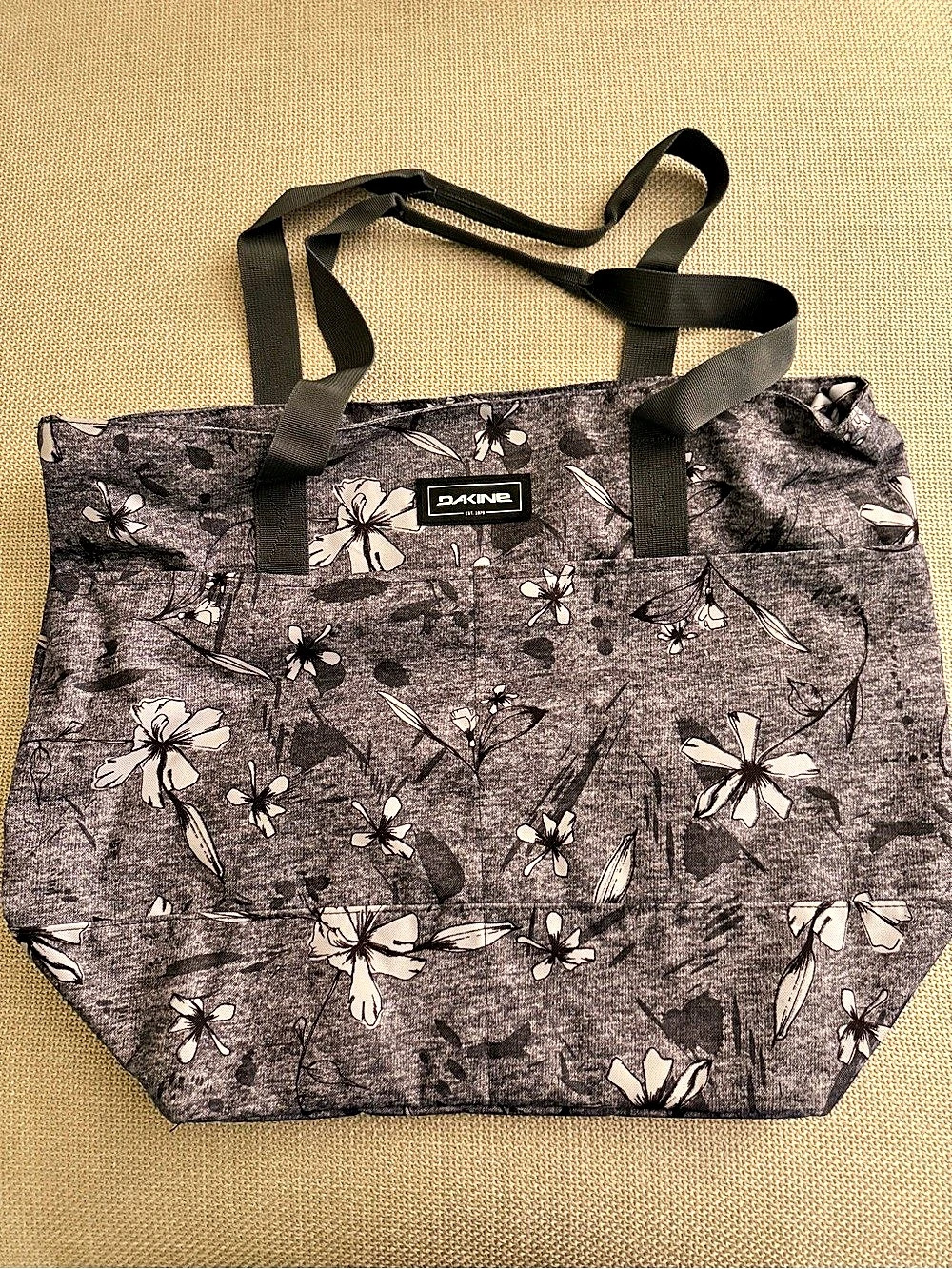 Dakine Classic 33L Tote Floral Tote in Gray & Black Like New